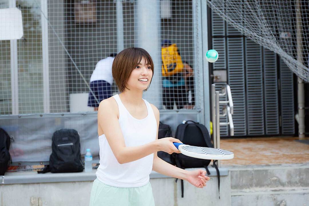 フレスコボールをラケットで弾ませる高見奈央さん