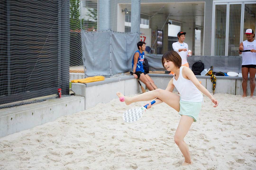 股下から打ち返す高見奈央さん