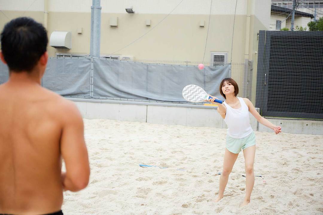 フレスコボールで100ラリーに挑戦する高見奈央さん