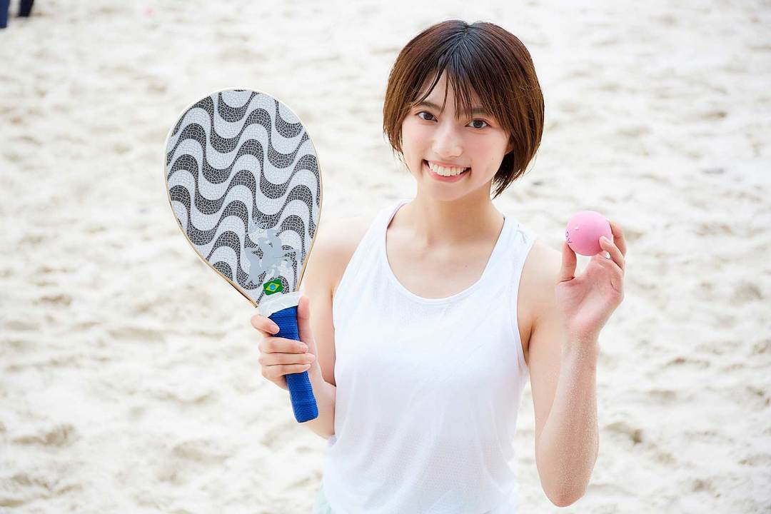 フレスコボールのラケットとボールを持つ高見奈央さん