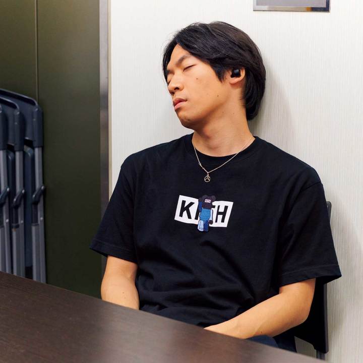 仮眠をとる伊沢さん