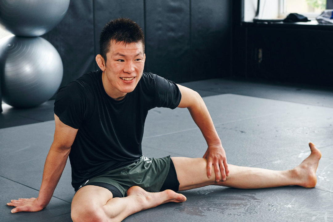 ストレッチをする青木選手