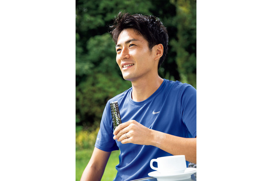 MCT CHARGE ゼリー PRO を飲む竹澤さん