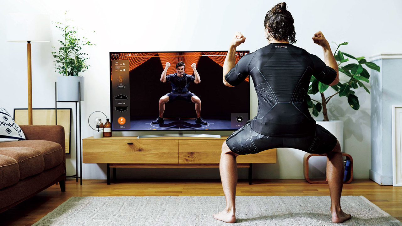 SIXPAD HOME GYMを行う男性