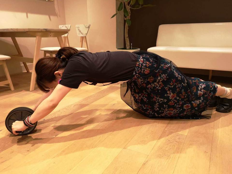腹筋ローラーで鍛える瀧川さん