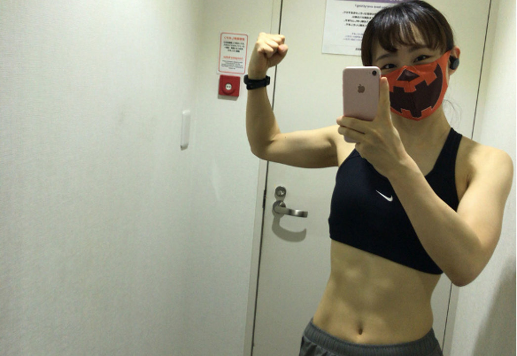 腹筋が割れている様子