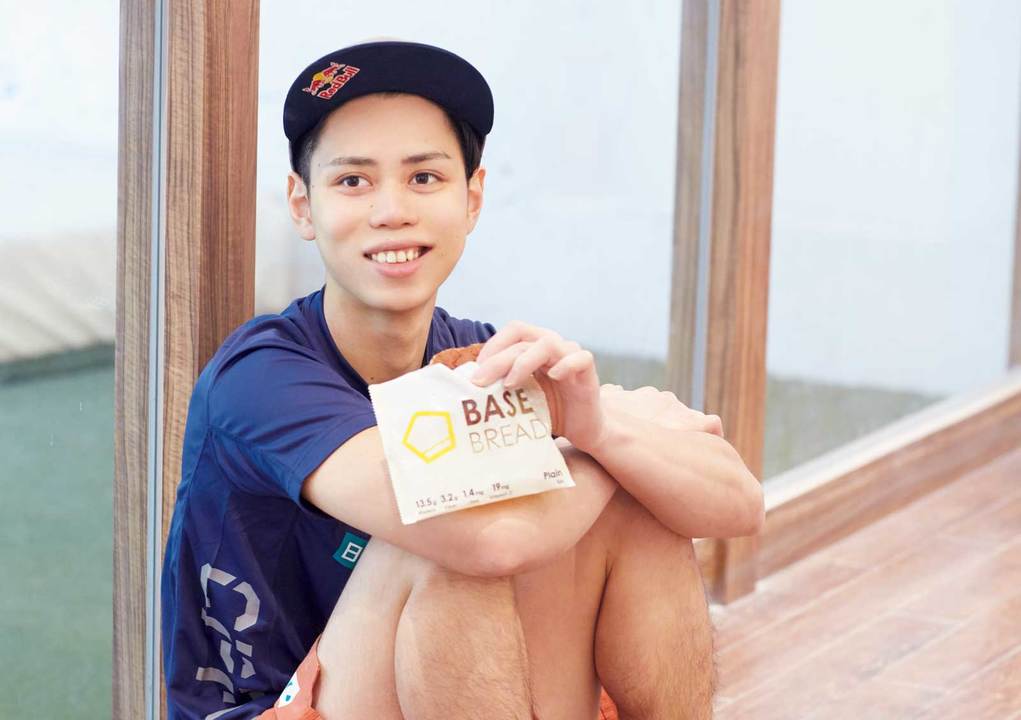 「BASE BREAD(ベースブレッド)」を食べるプロクライマー・原田海選手