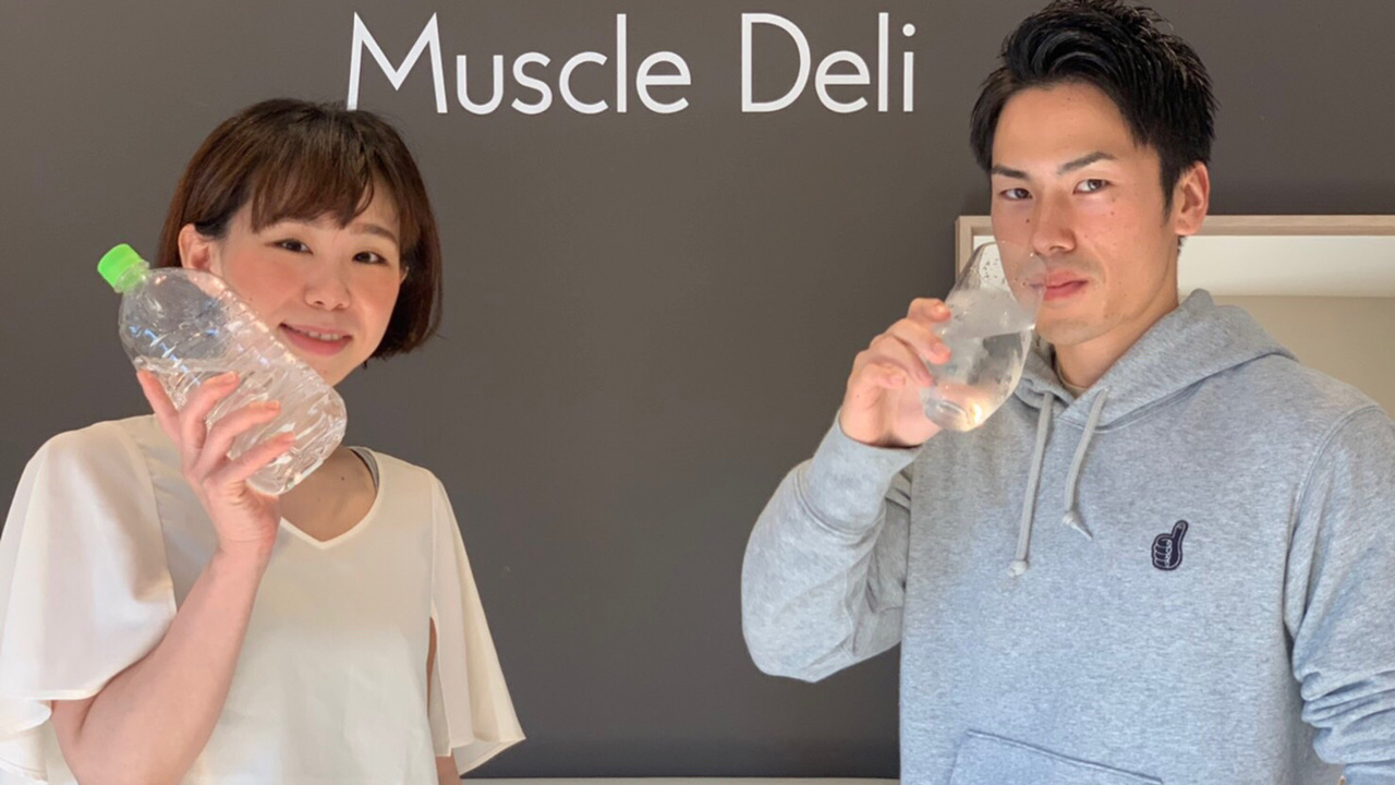 水を持つ瀧川さんと男性