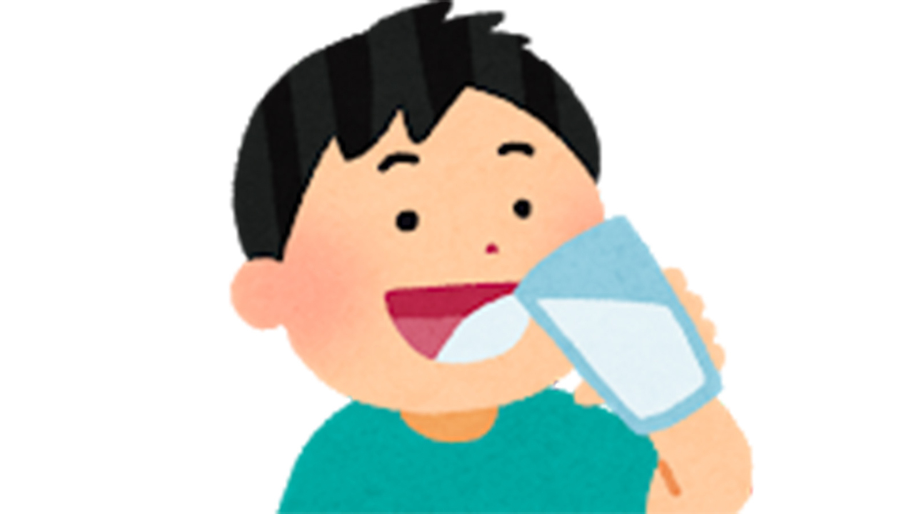 水を飲む男性