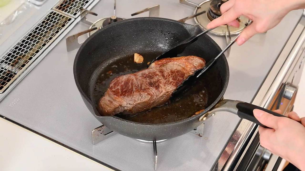 肉を裏返す