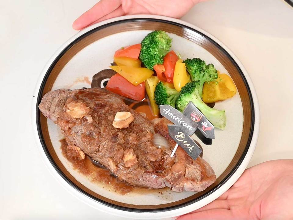 ソースをかけて完成