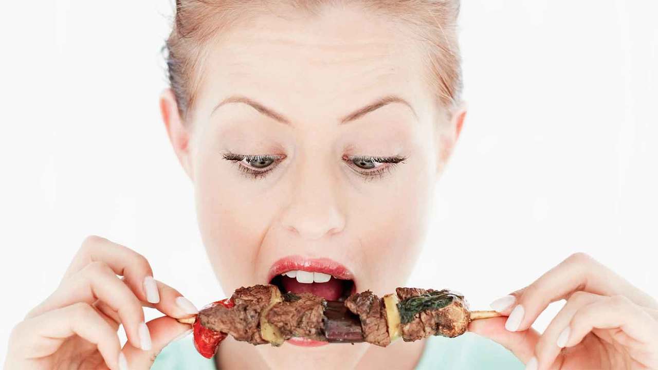 食事をする女性