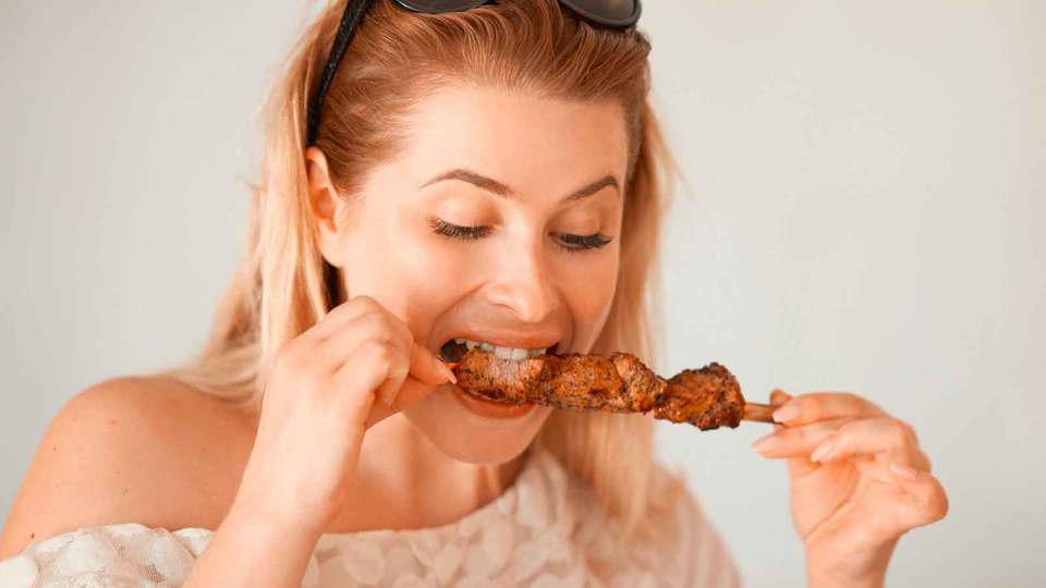 食事をする女性