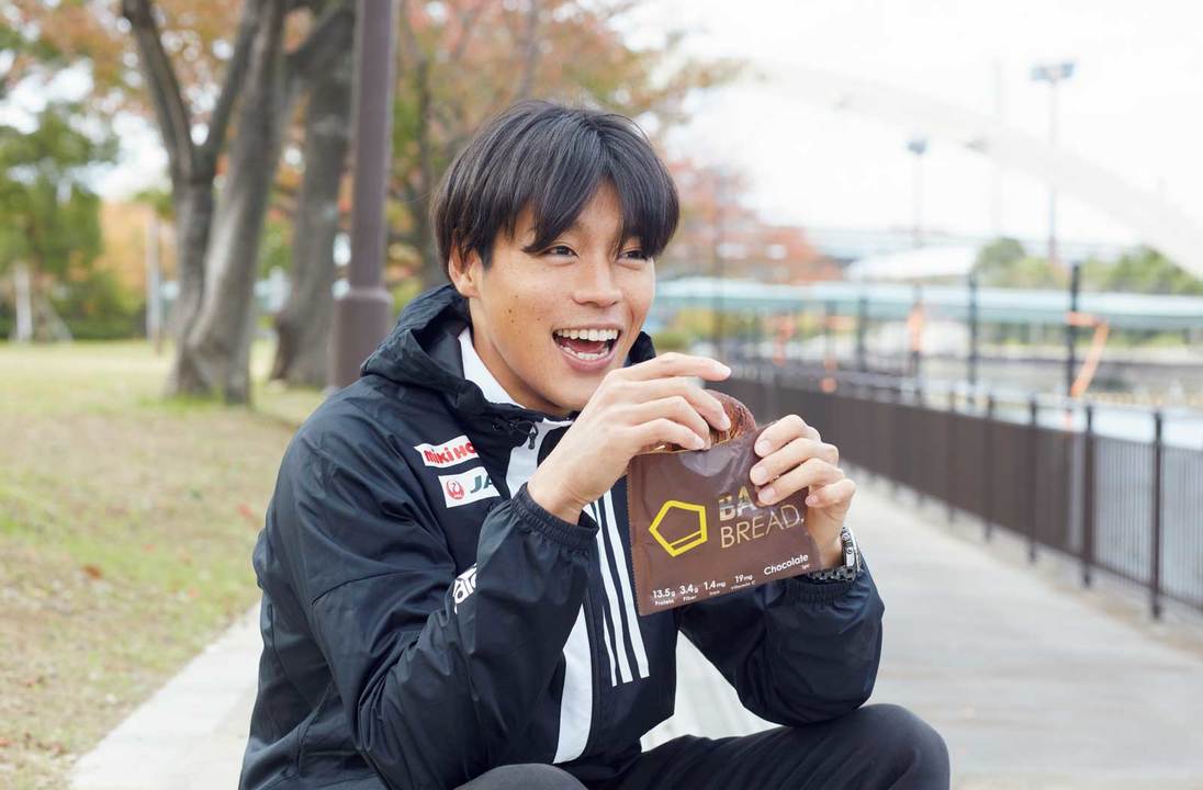 BASEBREADを食べる羽根田選手