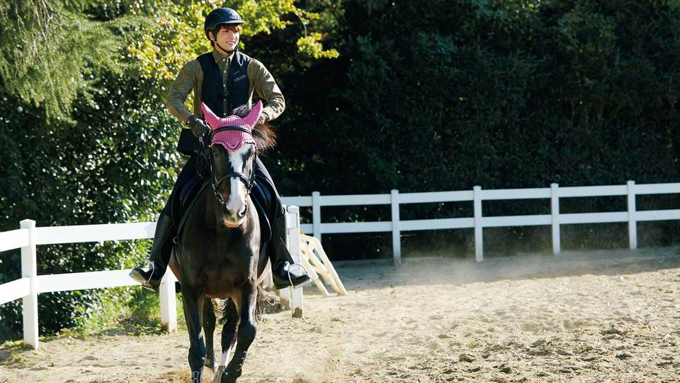 乗馬をする小関裕太さん