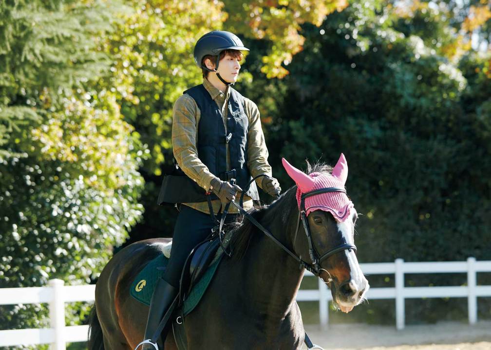 軽速歩。馬のリズムに合わせお尻を上げてキープ。