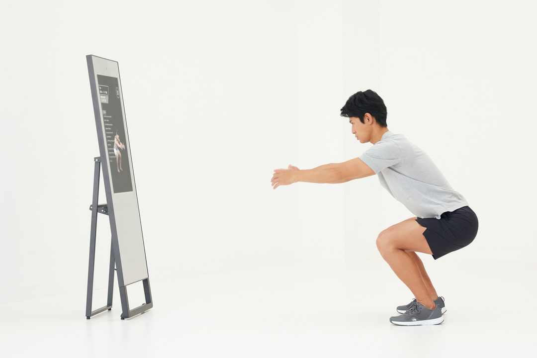 FitnessMirrorでエクササイズを行う山下晃和さん