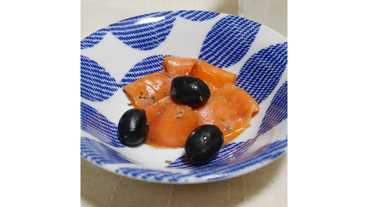 スモークサーモンとオリーブのカルパッチョ風