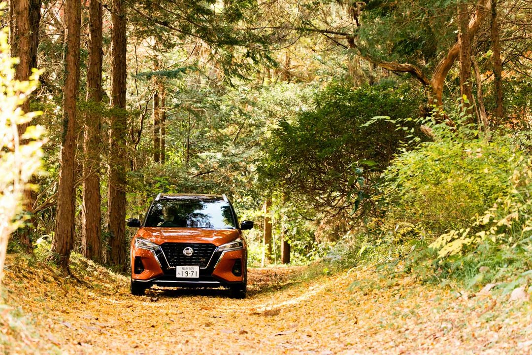 山道を走行する日産《キックス》