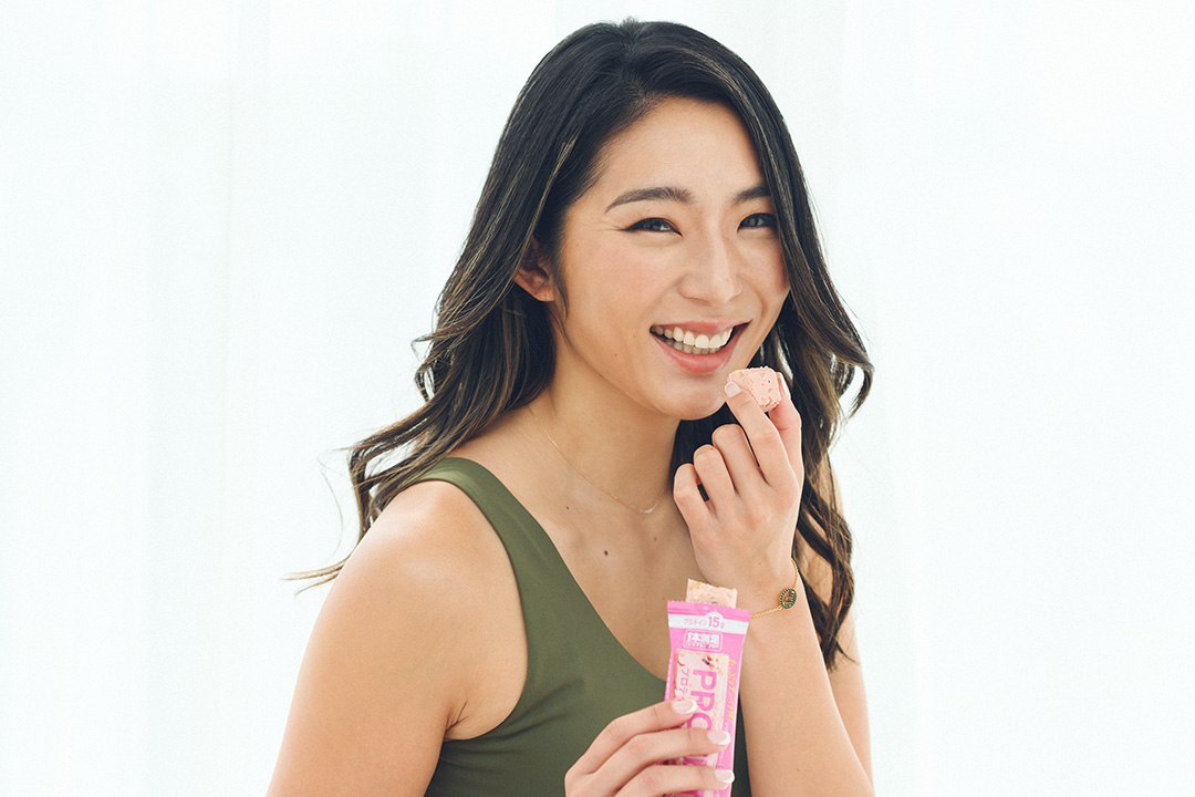 笑顔で食べる福田萌子さん