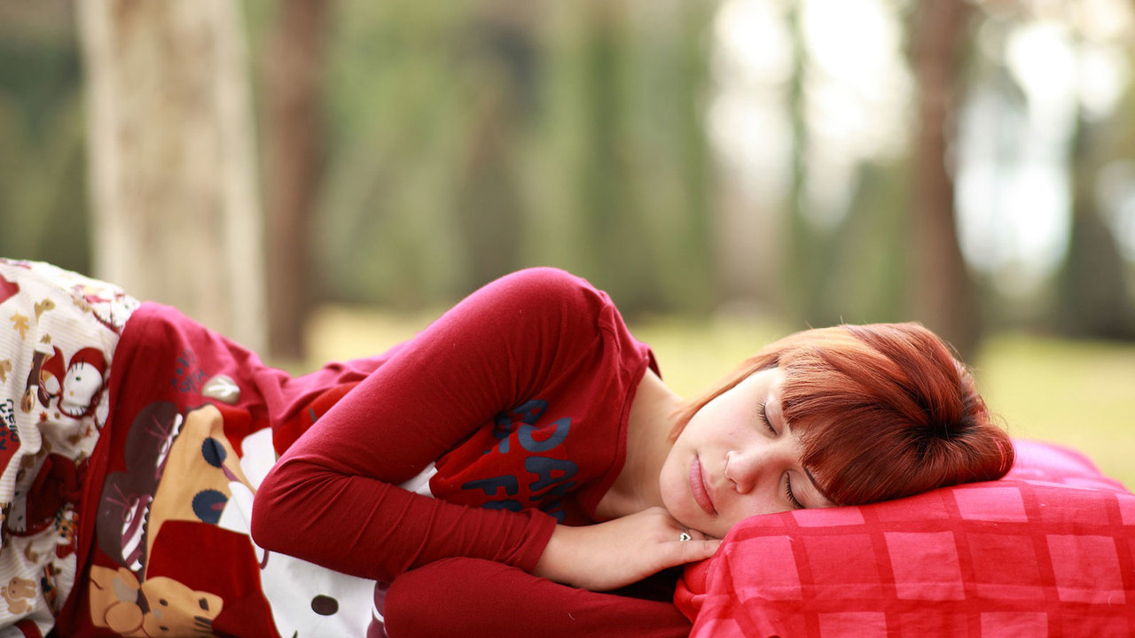 眠る女性