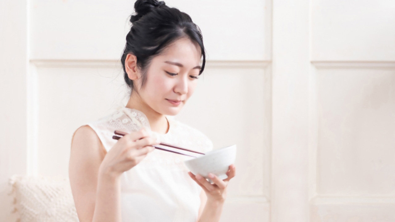 食事をする女性