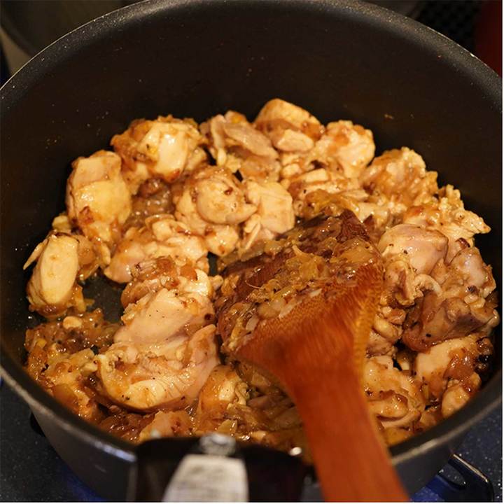 鶏肉としめじを加えてさらに炒める
