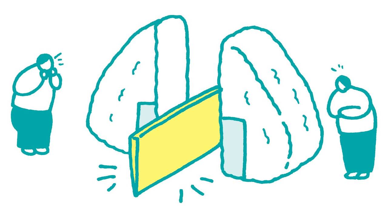 おにぎりを半分にする様子