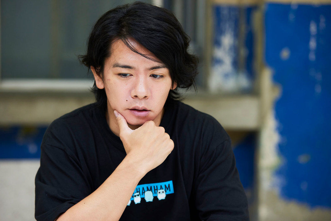 普段の雰囲気とは異なり、どことなく神妙な面持ちで質問に答えてくれた野田クリスタルさん。