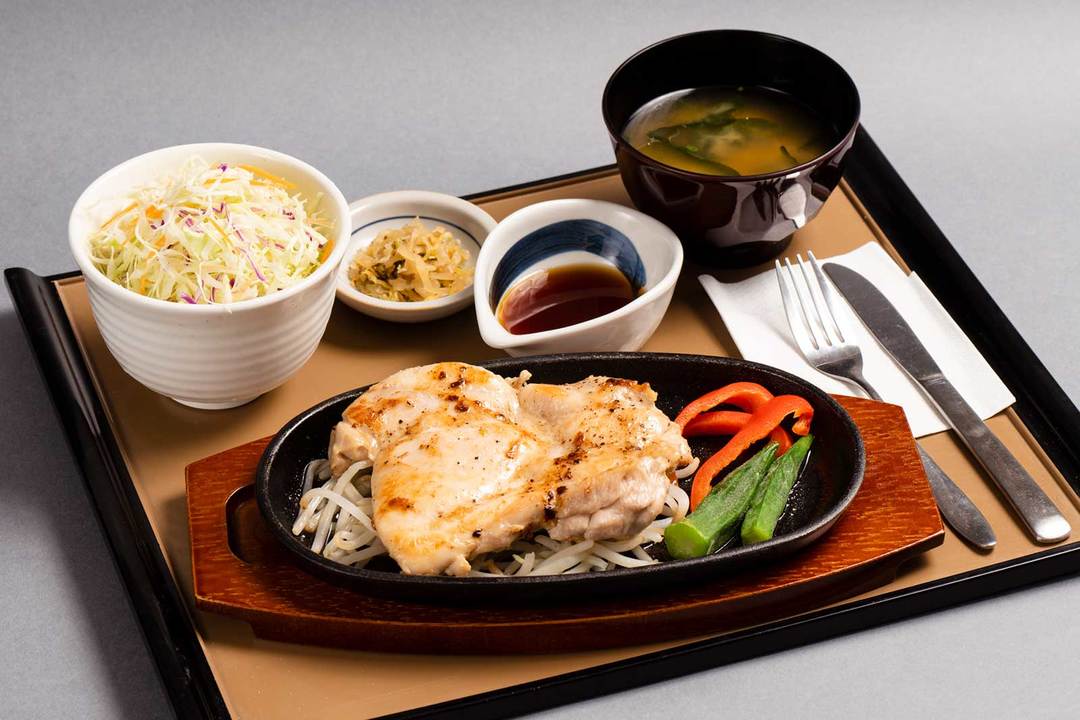 《筋肉定食【皮なし鶏もも肉のステーキ】》