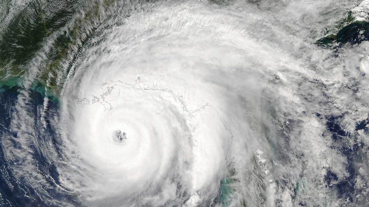 台風の接近で体調不良を起こす人も