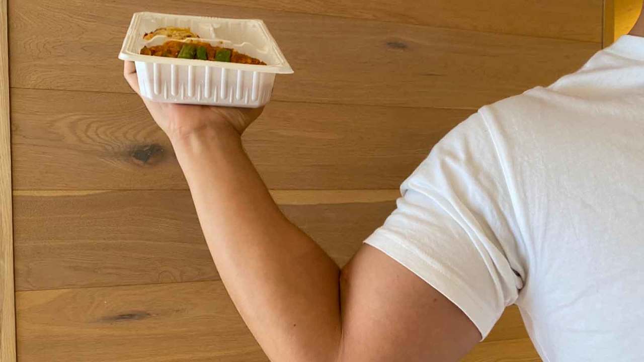 納豆を持つ手